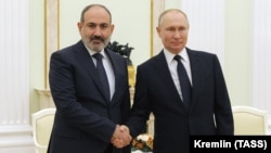 Встреча президента РФ Владимира Путина (справа) с премьер-министром Армении Николом Пашиняном в Кремле, Москва, 7 апреля 2021 г.