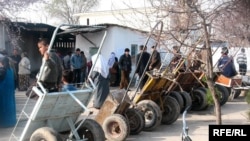 Гурӯҳи бузурги сокинони Тоҷикистон бори зиндагияшонро ба сахтӣ мекашанд...