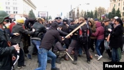 Орусиячыл протестчилер (солдо) Украинанын бүтүндүгүн жактаган активисттер менен мушташууда. Харьков, 6-7-апрель.