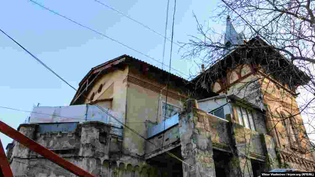 Мабуть, саме на цьому балконі стояв Черчилль, спостерігаючи за цілою зенітною батареєю, що стояла навпроти. Вона забезпечувала безпеку британського лідера в тихому місці міста. На жаль, зараз будівля перебуває у жалюгідному стані і досі не реконструювалася. Ці та інші цікаві місця відомої вулиці Шмідта в Сімферополі ми показали у фотогалереї​