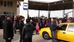 Узбекистанцы стоят на морозе в очереди, чтобы попасть на дешевый казахстанский рынок