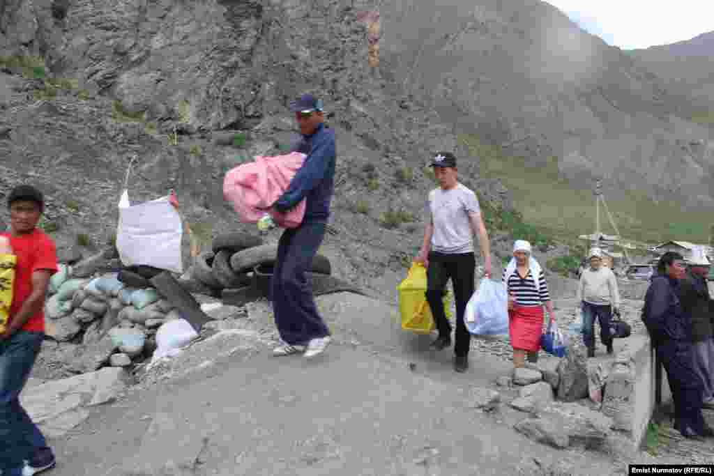 Ош - Эркеч-Там унаа жолунда учурда 20дай боз үй тигилген. Калктын саны бирде 100дөн ашса, бирде 200-300гө жетет.