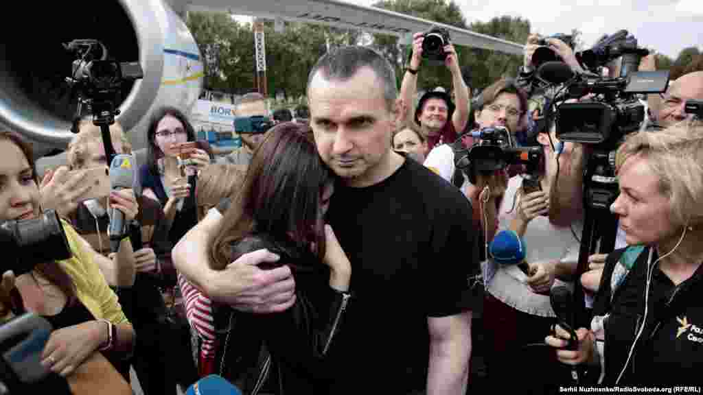 Український режисер Олег Сенцов після обміну ув&#39;язненими між Росією і Україною обіймає свою доньку Аліну в аеропорту &laquo;Бориспіль&raquo; 7 вересня