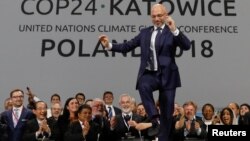 Председатель конференции ООН по климату Михал Куртыка радуется заключенному соглашению, Катовице, 15 декабря 2018 года