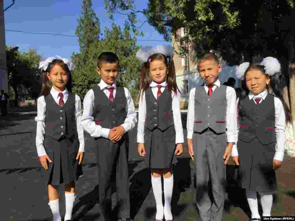 Билим берүү министри Элвира Сариева &quot;Азаттыкка&quot; курган маегинде айрым мектеп жетекчилери тигүүчүлөр менен жең ичинен келишип алып, мектеп формаларын каалаган баада сатып жатканын айтты. Маселен, 28-мектепте директор мектеп формасын өзү уюштурган жармаңкеден гана аласыңар деп талап койгон.