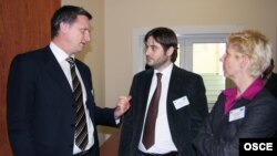 (çepden saga) Interpoluň wekili Knut Brattwik, Adam söwdasyna garşy göreş boýunça Rumyniýanyň edarasynyň prezidenti Romulus Ungureanu we ÝHHG-niň polisiýa meseleleri boýunça işgäri Anette Kelonewa Aşgabatda geçirilen seminarda, 12-nji noýbar, 2009-njy ýyl