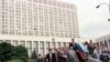 Август 91-го: Борис Ельцин выступает у здания, которое впоследстви назовут Белым домом