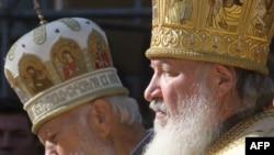 Митрополит Володимир (слева) и Патриарх Кирилл в Киеве, 28 июля 2009 
