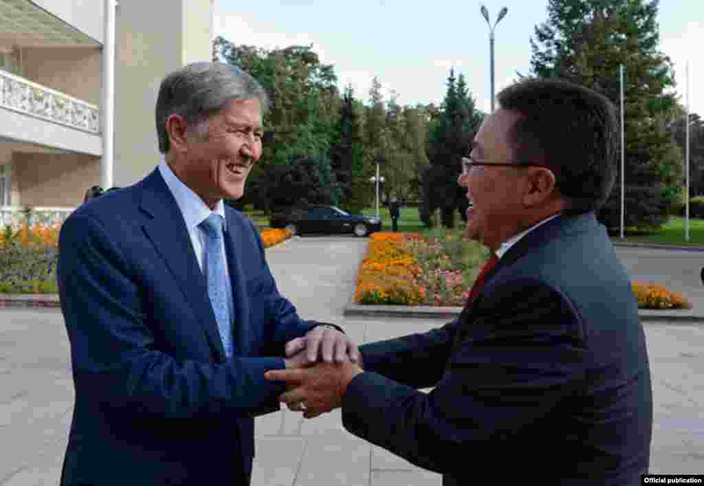 Кыргызстан жана Монголия президенттери жолугуу учурунда.