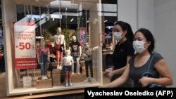 Посетители торгового центра в Бишкеке. Иллюстративное фото. 