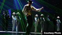 Қытайда туған этникалық қазақ Фархат Бимаш (ортада).  