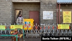 Заблокированный вход в многоквартирный дом в Нур-Султане.
