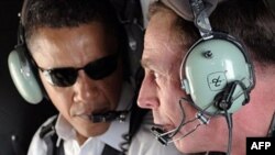 Сенатор Обама выступает с заявлениями, встречается с лидерами разных стран, с американскими солдатами. Барак Обама и генерал Петреус облетают Багдад на вертолете