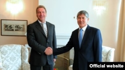 Кыргыз президенти Алмазбек Атамбаев Орусия өкмөт башчысынын орун басары Игорь Шуваловду кабыл алды. Чолпон-Ата,14-август, 2012.