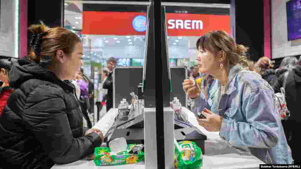 Боёкту алардан мурда сыйпанып жаткан бийкечтер.&nbsp;