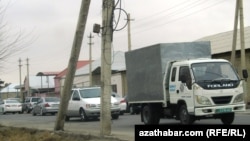 Hoja Ahmet Ýasawy köçesiniň demir ýol geçelgesiniň golaýyndaky gatnaw.