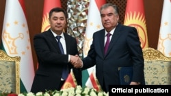 Президент Кыргызстана Садыр Жапаров и глава Таджикистана Эмомали Рахмон во время встречи в Душанбе. 29 июня 2021 г.