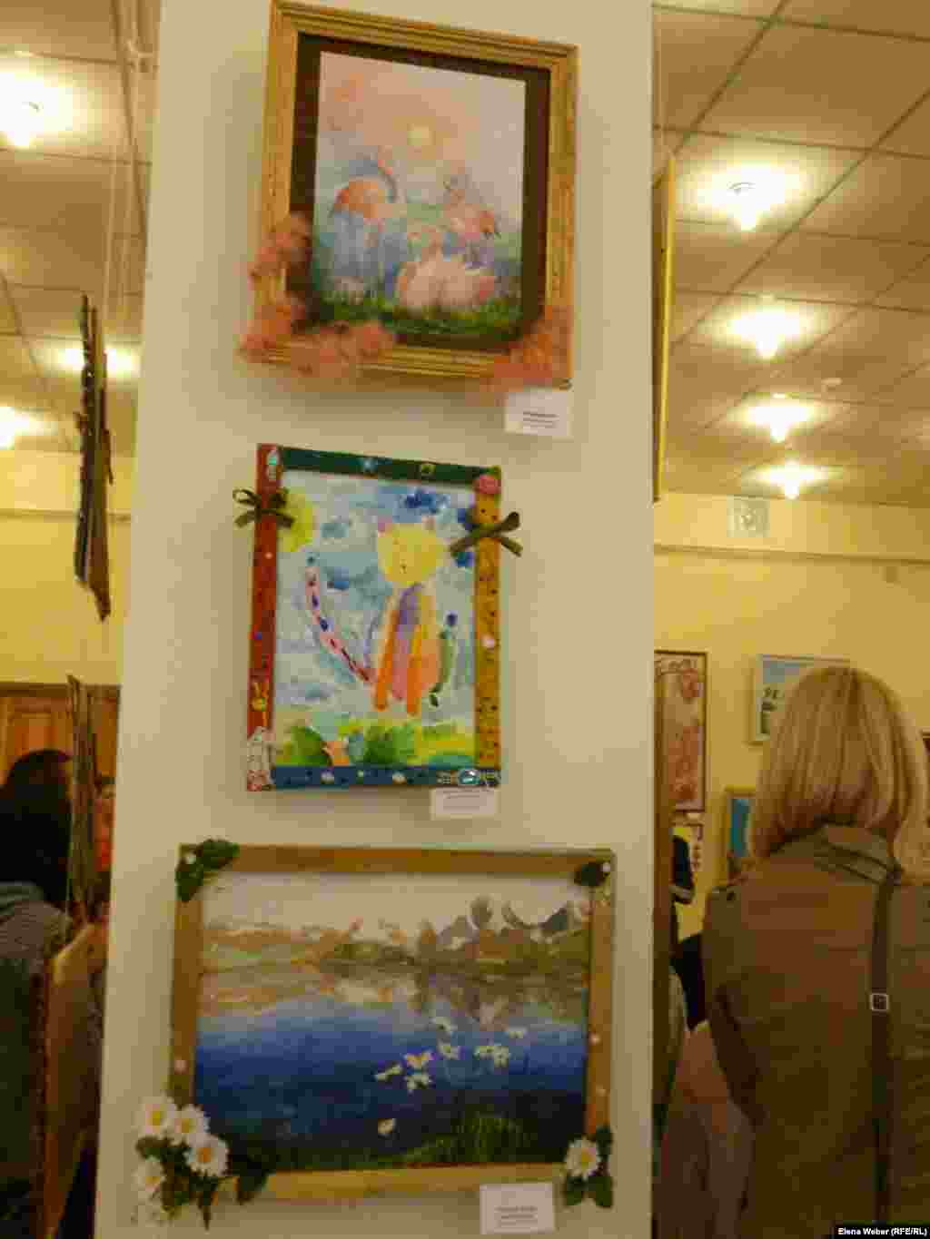 Представленных на выставке детских работ было столько много, что их пришлось размещать даже на колоннах. &nbsp;