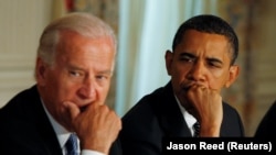 Барак Обама (справа) и вице-президент Джо Байден