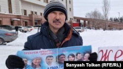 "Саяси тұтқындарды" қолдау акциясын өткізіп тұрған Асқар Сембай. 2021 жыл.