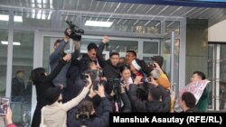Приговоренный к году ограничения свободы за «участие» в ДВК Ануар Аширалиев у здания суда. Алматы, 19 ноября 2019 года.