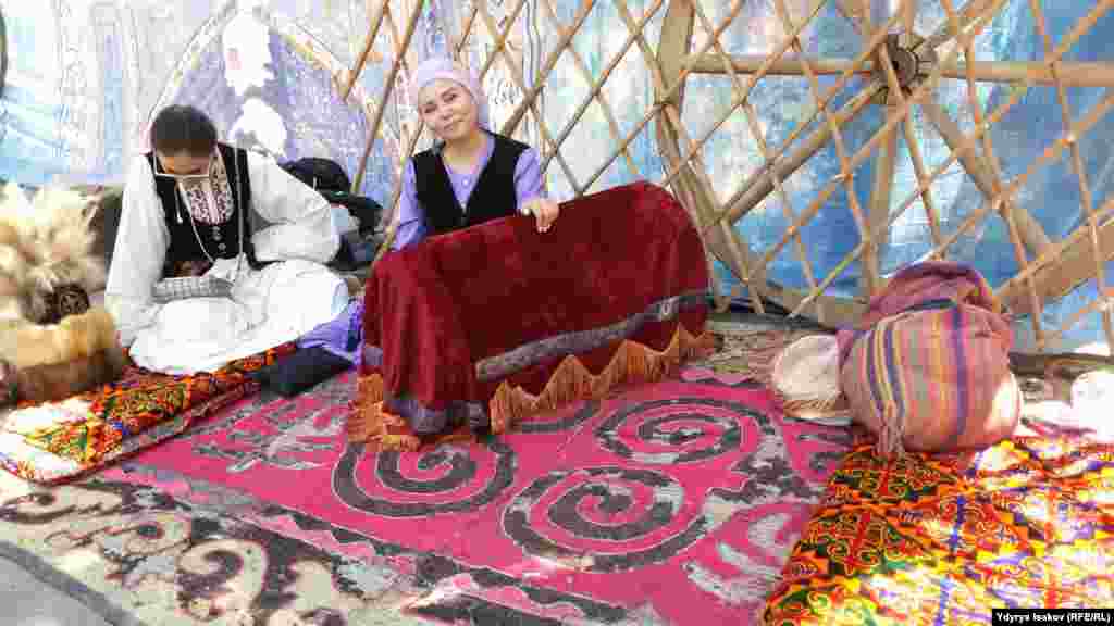 Көчмөндөр фестивалынын алкагында тамак-аш, кийим-кече, жана кол өнөрчүлөрдүн да жармаңкеси уюштурулган.