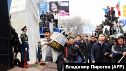 "Азаттыктын" коллажы. Бишкекте 2010-жылдагы Апрель окуясы учурунда тартылган сүрөт жана окуялар учурунда курман болгондордун элесине арналып орнотулган эстелик. 