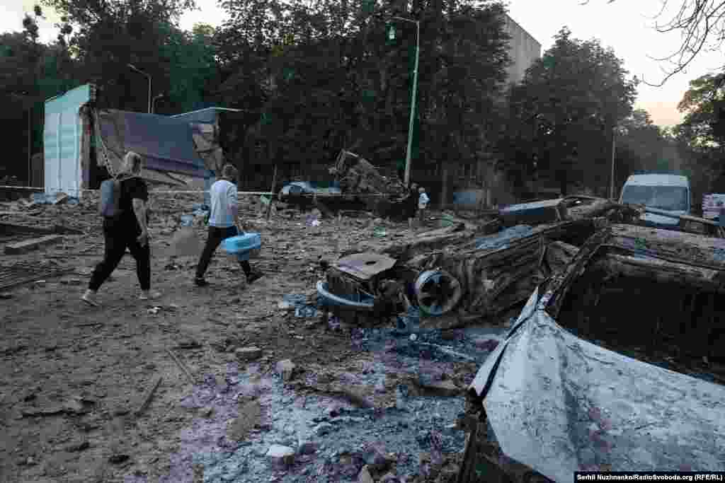 Росія щоденно з різних видів озброєння – ударними БпЛА, ракетами, КАБами, РСЗВ – атакує міста і села України. Кремль заперечує, що російська армія завдає цілеспрямованих ударів по цивільній інфраструктурі, убиває і калічить цивільних, руйнує лікарні, школи, дитячі садочки, об’єкти енергетики та водозабезпечення. Українська влада і міжнародні організації вказують на цілеспрямований характер ударів і кваліфікують їх як воєнні злочини РФ у повномасштабній війні проти України.