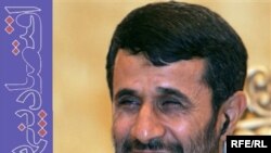 Президент Ахмадинежад "коррупцияга каршы күрөшүү" деген логонун алдында.  2007-жыл.