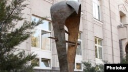 Հայաստան, Երևան - Դրամի արձանը ԿԲ շենքի դիմաց, արխիվ