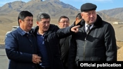 Премьер-министр Темир Сариев (солдо), унаа жана байланыш министри Аргынбек Малабаев, Баткендин губернатору Жеңиш Разаков. 26-январь, 2015-жыл