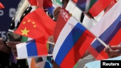 Флаги России, Китая на церемонии для конкурса «Интервидение»