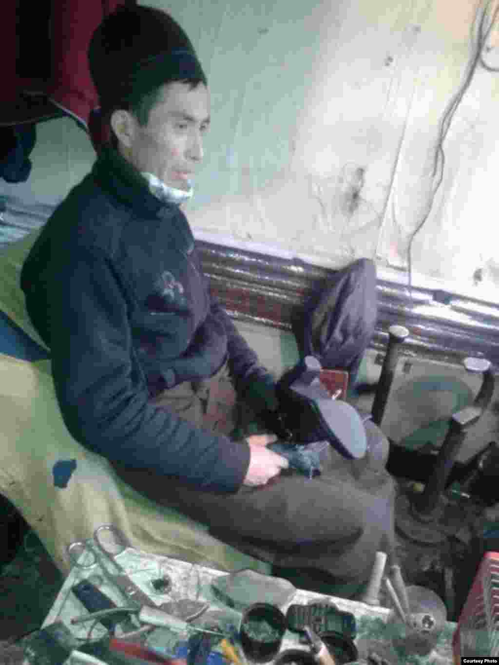 Сапожник. 45-летний Замир байке более 10 лет работает сапожником. Отец двоих детей. В день он зарабатывает около 800 сомов. Автор Тансулуу.