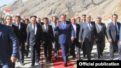 Правительственная делегация во главе с президентом Рахмоном посетила Шугнов. Фото из официального сайта президента Таджикистана