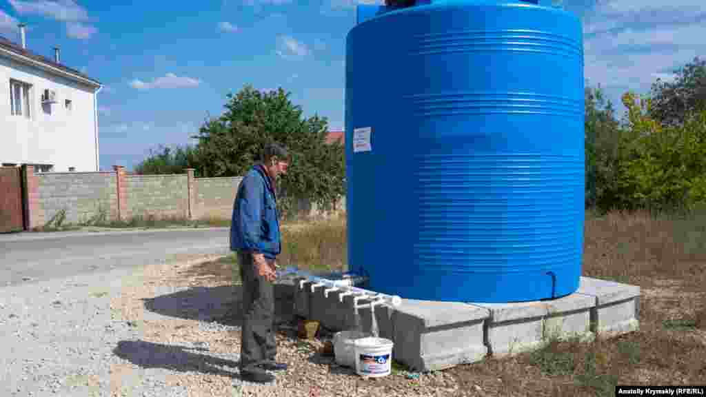 Проблеми з водою на території анексованого півострова торкнулися не тільки столиці і великих міст, а й маленьких мікрорайонів і сіл