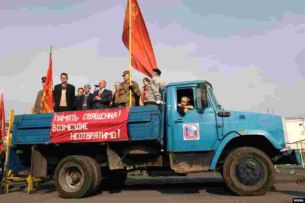 Несколько тысяч человек собрались 4 октября 2008 года на площади Краснопресненской Заставы в Москве на "митинг скорби и протеста" в память жертв событий октября 1993 года.