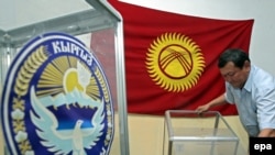 Кыргызстандагы президенттик шайлоодон бир көрүнүш. 2009-жыл. Иллюстрациялык сүрөт.