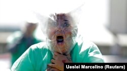 Braziliýada prezident Žair Bolsonaronyň COVID-19 ykrar etmeýän syýasatyna garşy geçirilýän demonstrasiýa. 2021-nji ýylyň ýanwary.