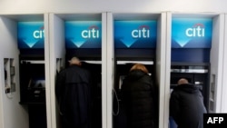 Это признак того, что центральный банк считает, что Америка находится в очень глубокой рецессии, убежден Михаил Бернштам