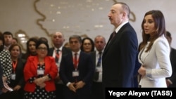 Ադրբեջանի գործող նախագահ Իլհամ Ալիևը և նրա կինը՝ առաջին փոխնախագահ Մեհրիբան Ալիևան ժամանում են Բաքվի ընտրատեղամասերից մեկը՝ քվեարկելու ապրիլի 11-ի ընտրություններում