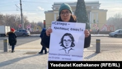 Активистка Oyan, Qazaqstan Акмарал Джакибаева проводит пикет в поддержку арестованного активиста Темирлана Енсебека. 21 января 2024 года