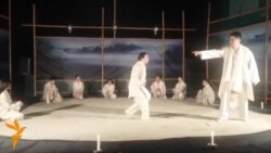 Театр: көрпөчө үстүндөгү ишара