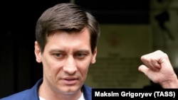 Политик Дмитрий Гудков после допроса в Следственном комитете, 25 июля 2019 года