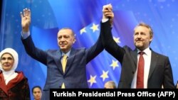 Режеп Тайип Эрдоган жана  Босниянын үч тараптуу президенттигинин мусулман мүчөсү Бакир Изетбегович. 20-май, 2018-жыл