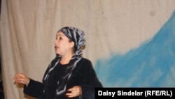 Oşdaky Özbek drama teatrynyň işgäri, Gyrgyzystanyň halk artisti Aýbajy Şabanowa özbek dramasyny ýerine ýetirýär, Oş, 9-njy iýun.