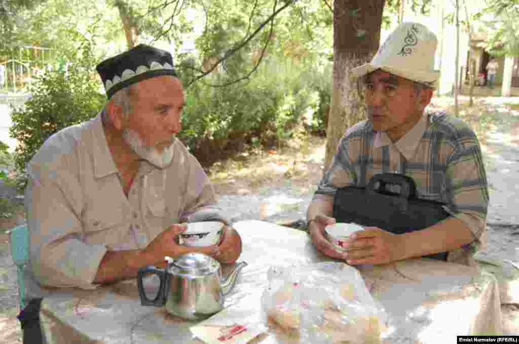 Кыргыз и узбек за чашкой зеленого чая
