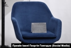 «Цей стілець міг би зайняти наш колега. Ми би обійняли його при зустрічі і розпитали про справи. Цей стілець порожній, як і тисячі інших, які би могли зайняти журналісти та митці, які не можуть бути з нами через російську агресію»