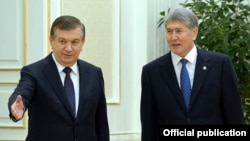 Алмазбек Атамбаев во время визита в Самарканд с президентом Узбекистана Шавкатом Мирзиеевым. 24 декабря 2016 года.