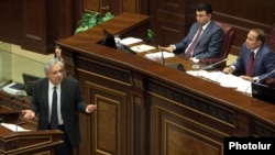 Former Foreign Minister Vartan Oskanian (left) addressed the Armenian National Assembly in Yerevan on October 1.