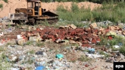 Архівне фото. Бульдозер знищує їжу біля села Гусино, Росія, 6 серпня 2015 року